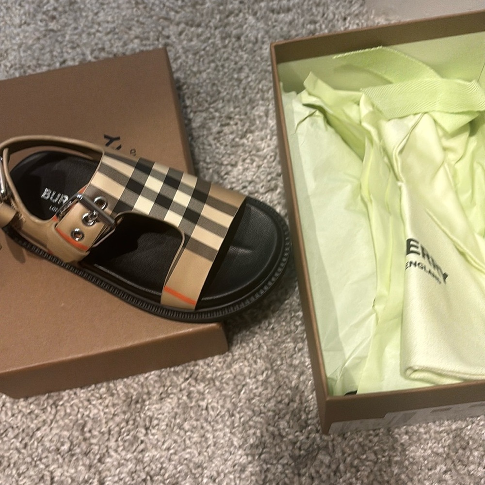 Never worn Toddler Burberry signature strap sandal